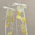 Eleganti orecchini a nappa in conchiglia gialla con fiocchi bianchi e delicati accenti di perle - Stile 54