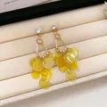 Eleganti orecchini a nappa in conchiglia dorata con paillettes gialle e cristalli - Style 59