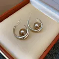 Dettaglio di orecchini di perle e zirconi in stile francese in una scatola regalo di lusso - Orecchini a bottone a forma di C / Oro Chiaro-Caffè