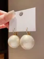 Eleganti orecchini a cerchio con grandi perle bianche stile retrò francese finitura dorata - Monachella Perla Grande (HE18020) / Oro+Bianco