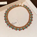 Dettaglio della collana di perle fatta a mano in blu e oro con cristalli rossi su vassoio - 1# Collana / Oro-Blu-Rosso