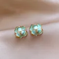 Boucles d'oreilles fleurs bleu menthe émaillées avec bordure dorée sur fond de soie - Style 24 (Bleu)
