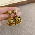 Orecchini jhumka vintage dorati a forma di campana con perline pendenti eleganti - Stile con perno dell'orecchino in argento / Oro