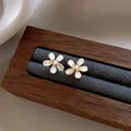 Élégantes boucles d'oreilles fleurs en perles vintage avec finition dorée sur bois - Style 28 (Or)