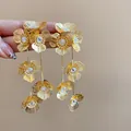 Squisiti orecchini pendenti a fiori dorati con centri in pietra zircone scintillanti - Stile con perno dell'orecchino in argento / Oro