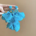 Eleganti orecchini pendenti a nappa di fiori blu vivace con petali di tessuto - Stile con perno dell'orecchino in argento / Blu