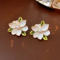 Élégantes boucles d'oreilles fleurs rétro français avec perles et émail à l'huile. - Style 12 (Blanc)
