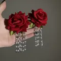 Eleganti orecchini a perno con rosa di stoffa rossa e lunghe nappe di perle bianche - Stile Nappa in Perla Artificiale Rosa Rossa (64#) / Rosso