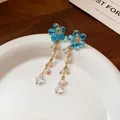 Eleganti orecchini a nappa con fiori di cristallo blu e perle su un piatto bianco - Stile Nappa in Cristallo Sfaccettato (90#) / Blu