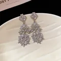 Eleganti orecchini pendenti con nappine di fiori in argento su un piatto bianco strutturato - Stile nappa fiore cavo / Argento (80# Perno in Argento Sterling 925)