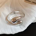 Detalle de un brazalete metálico plateado con un diseño de lágrima vanguardista único. - Estilo De Línea De Lágrima (4#) / Plateado