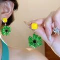 Eleganti orecchini a fiore in zircone verde con perno quadrato giallo brillante e moderno. - Stile Floreale in Zirconia Scintillante / Oro & Verde (42# Perno in Argento Sterling 925)