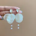 Eleganti orecchini a fiore in organza bianca con gocce di perle e finiture dorate. - Stile Petalo di Organza e Perla / Oro & Bianco (44# Perno in Argento Sterling 925)