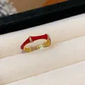 Dettaglio macro di un anello aperto in smalto rosso stile bambù con zirconi lucidi - Oro-Rosso