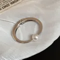 Elegante brazalete de metal plateado con un gran acento de perla blanca única para mujer - Estilo Abierto De Perla Plateada (22#) / Plateado