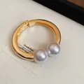 Elegante brazalete de metal dorado con dos grandes perlas blancas y cierre de bisagra. - Estilo De Doble Perla Artificial (25#) / Perla Artificial 19mm / Dorado
