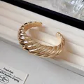 Elegante brazalete de metal dorado retorcido estilo croissant con acabado brillante - Estilo De Rayas Torcidas (34#) / Dorado