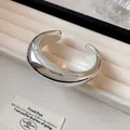 Brazalete grueso minimalista en metal plateado con un acabado pulido de alto brillo - Estilo Plateado Grueso Pulido (36#) / Plateado