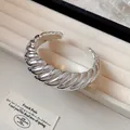 Elegante brazalete metálico acanalado grueso en acabado de plata pulida para mujer - Estilo De Rayas En Espiral (37#) / Plateado