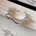 Brazalete abierto de metal plateado con ondas irregulares y un acabado brillante de lujo - Estilo De Onda Irregular Plateada (38#) / Plateado