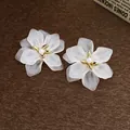 Eleganti orecchini a perno con fiori bianchi satinati, anima dorata e perla centrale - Stile Perno in Acciaio (11#) / Bianco