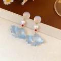 Eleganti orecchini a goccia a forma di pesce azzurro con perle a cuore e perni dorati - Stile Pesce Rosso Cangiante con Perno in Argento 925 (31) / Bianco/Blu