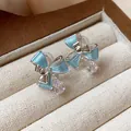 Vista dettagliata di orecchini a clip a fiocco in smalto blu con zircone a goccia - Stile Fiocco Blu (HE31123) / Argento