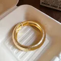 Brazalete grueso de metal dorado con una elegante textura plisada para mujeres - Estilo De Textura Plisada Vertical (61#) / Dorado