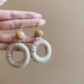 Orecchini boho in juta con dettaglio decorativo a forma di noce e cerchio avvolto - Stile Gancio per Orecchio con Anello in Corda di Canapa Boémien (74) / caffè