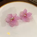 Eleganti orecchini a fiore smerigliato viola con stami dorati e centro in perla - Stile Orecchino a Bottone con Perla e Petali Viola Opachi (13) / Viola/Oro