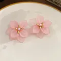 Eleganti orecchini a lobo con fiori rosa satinati e centro dorato con perla - Orecchini a Bottone con Perno in Acciaio Fiore in Resina (12#) / Oro Rosa