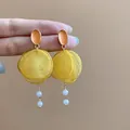 Eleganti orecchini a fiore in rete gialla con delicate nappe di perle bianche per le donne - Stile Perno in Argento con Nappa di Perla Artificiale e Fiore in Rete (45#) / Giallo