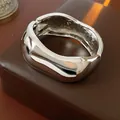 Elegante brazalete de metal plateado con ondas irregulares y acabado de espejo brillante. - Estilo De Onda Plateada Brillante (82#) / Plateado