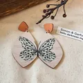 Orecchini pendenti in legno con ali di farfalla fatti a mano in stile naturale boho chic - Stile Perno in Argento con Stampa Ala di Farfalla in Legno (67#) / Nero & Bianco