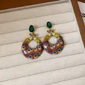 Eleganti orecchini a pavone con vivaci pietre verdi in un portagioie color beige - Stile Perno in Argento Cavo in Zirconia con Pavone che si Spiega (105#) / Oro Verde Giallo