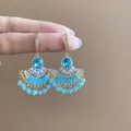 Eleganti orecchini a nappa floreale dorata con pietre blu e perle per un look dolce - Stile Gancio per Orecchio con Nappa di Perla Artificiale e Gemma Blu (101#) / Blu Oro