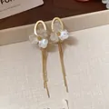 Eleganti orecchini a fiore bianco con nappe dorate e lunghe catenine pendenti sottili - Stile Nappa Floreale (54# Perno in Argento) / Oro-Bianco