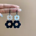 Eleganti orecchini pendenti a margherita bianchi e neri con finitura opaca minimalista - Stile Gancio per Orecchio con Fiore a Doppio Strato (52#) / Patchwork Nero e Bianco