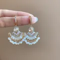 Eleganti orecchini pendenti a ventaglio dorati con perline bianche e cristalli di zircone - Stile Gancio per Orecchio con Nappa in Perla Artificiale (100#) / Bianco