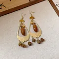 Orecchini vintage a goccia dorati con ciondoli a ghianda marroni e nappine - Stile Gancio per Orecchio con Nappa a Ghianda / Marrone oro