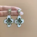 Eleganti orecchini vintage a fiore dorato con dettagli in smalto verde e bianco - Stile Perno in Argento Fiore a Quattro Foglie / Oro-Verde