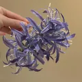 Vue détaillée d'une pince à cheveux lys araignée en tissu violet, finition dorée. - Pince à Cheveux (19#) / Violet