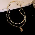 Dettaglio della collana vintage a due strati con occhio di tigre e perle colorate - Set Collana Due Pezzi / Placcato Oro Vero / Marrone