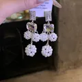 Dettaglio di eleganti orecchini geometrici in argento con cristallo e perle bianche - Stile Bianco (2#)
