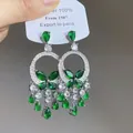 Dettaglio di orecchini d'argento con farfalla verde e nappe a goccia color smeraldo - Stile Nappa Farfalla Argento-Verde (5#)