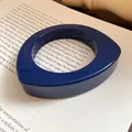 Primo piano di un grosso braccialetto in resina blu scuro con design geometrico a goccia - Stile Blu Profondo (1#)