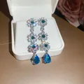 Eleganti orecchini a nappa in argento con motivi floreali verdi e pietre blu a goccia d'acqua - Stile Nappa Floreale Argento-Blu (24#)