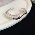 Bracciale a polsino geometrico irregolare con finitura argento lucido stile minimalista - Argento Irregolare