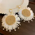 Boho-Stroh gewebte Gänseblümchen-Ohrringe mit Perlen und Strass für den Strandurlaub - Gänseblümchen Stroh Stil (HE20045) / Gold-Weiß-Kaffee