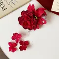 Détail de la pince à cheveux fleur en tissu rouge avec perles et plumes - Pince Bec de Canard (23#) / Rouge